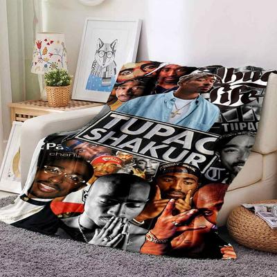 1 szt. Koc Hip Hop 2Pac Miękki Lekki na Cały Sezon Wielofunkcyjny Kocyk na Sofę, Łóżko, Biuro i Pikniki, Styl Francuski z Ikonicznymi Okładkami Albumów i Cytatami