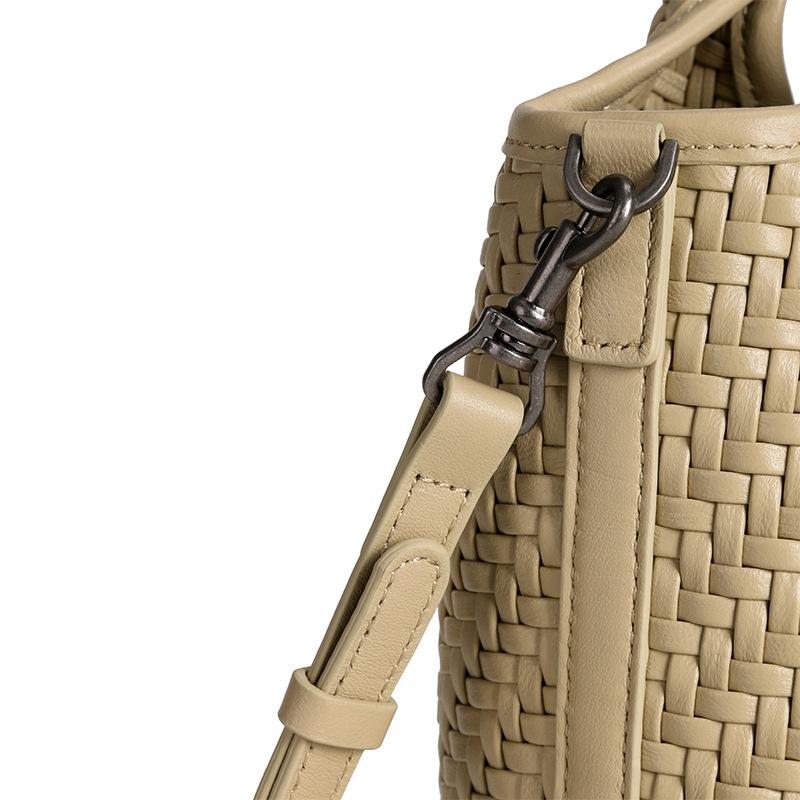 Retro fashion hand-woven bag large capacity commuting temperament portable tote bag high sense sheepskin mother bag women