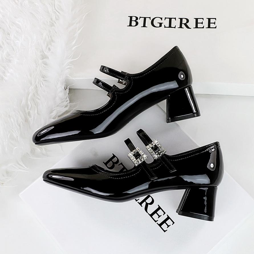 Sladké dámské boty Mary Jane se středním podpatkem, lakovaná kůže, mělký výstřih, kulatá špička, spona s kamínky a jednoduchý pásek