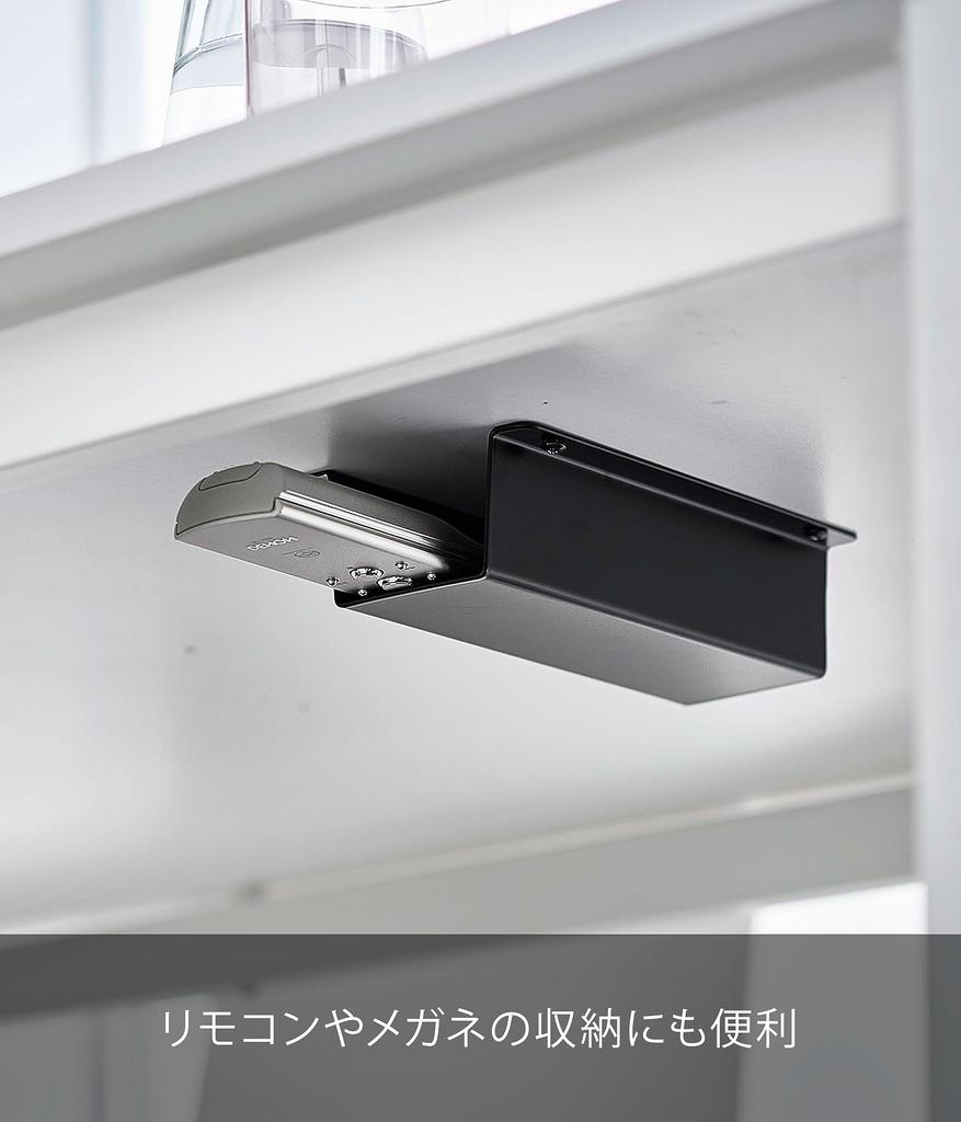 Yamazaki Jitsugyo Podstolový mop a držák dálkového ovládání, černý cca. Š9,5 x H18 x V4,6 cm Věž s dálkovým ovládáním Praktické úložné místo pro mop Rychlé použití