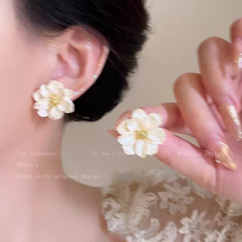 Crystal woven flower seaside vacation wind colorful embroidered earrings women's spring and summer small fresh and sweet white stud earrings