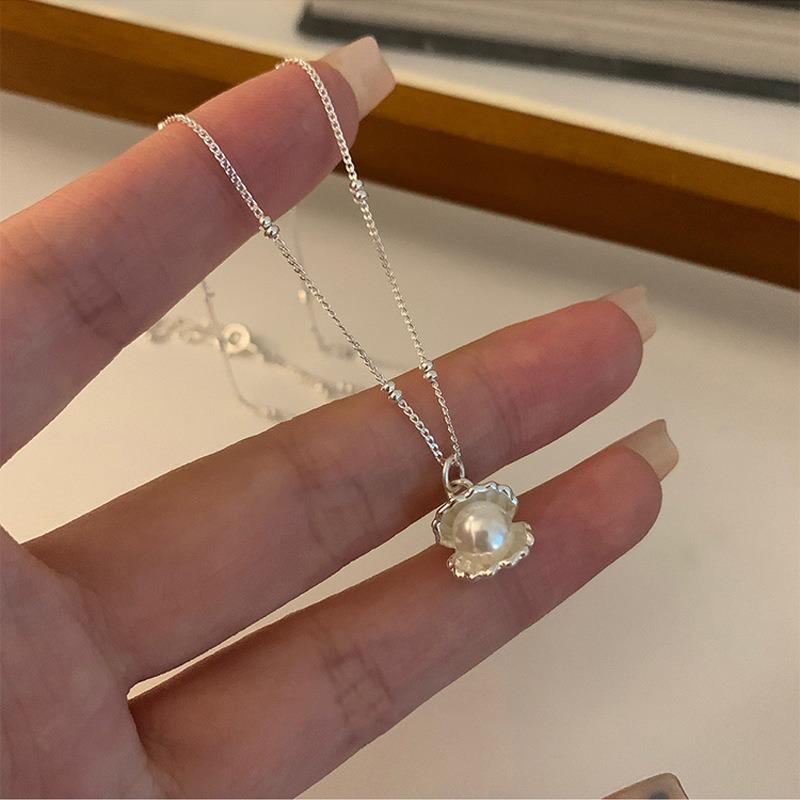 Designer Fashion Design Shell Pearl Necklace for women Light Luxury Stylish Pendant Wedding Popular silver