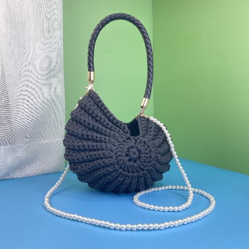 

Hand Woven Shell Handbag чорний