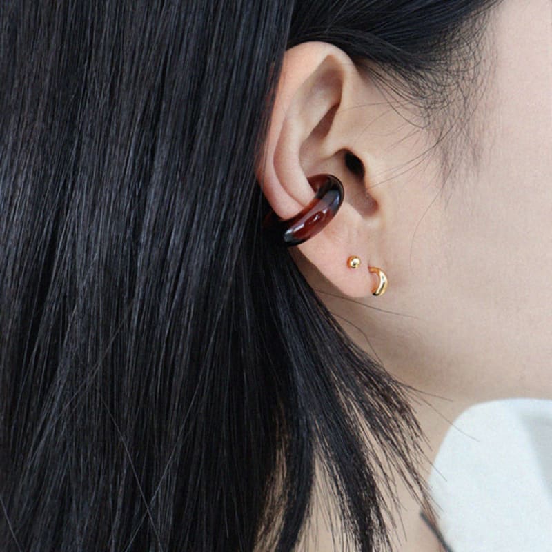 

APIOH bold glass earcuff amber brown