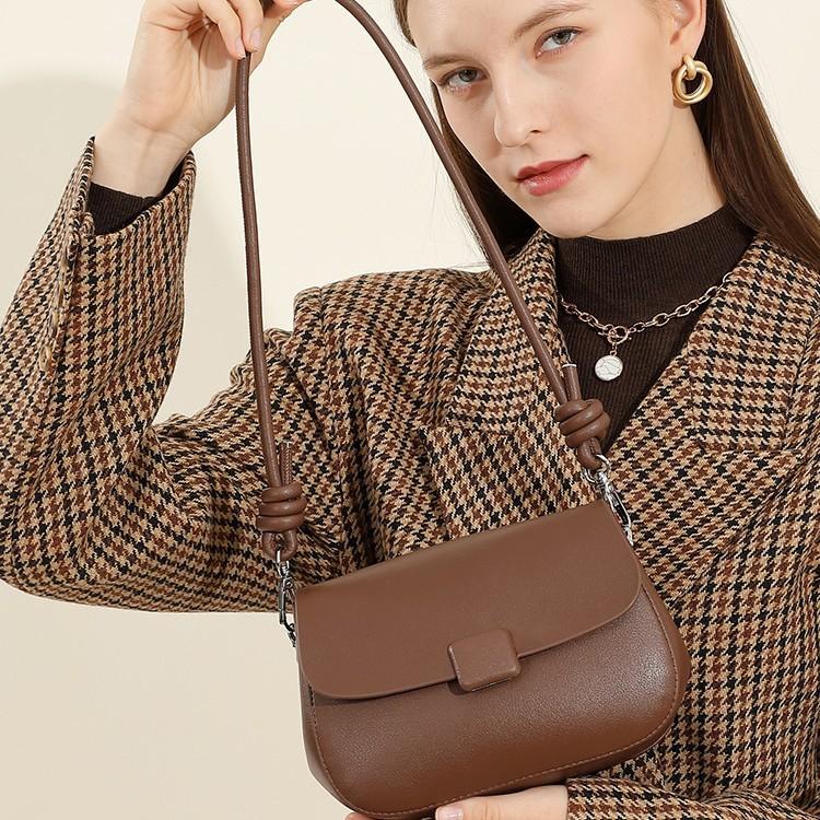 Nova Bolsa Quadrada Pequena Versátil e Fashionável Couro de Vaca Bolsa de Ombro Mensageiro Couro Macio Temperamento Bolsa Feminina