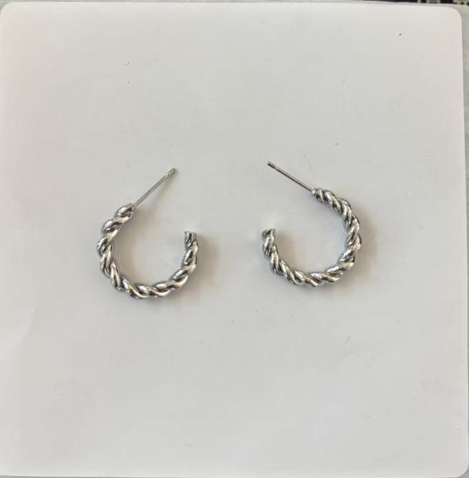 Korean Style Geometric Twisted Heart Earrings: Light Luxury Multi-Layer Niche Ear Jewelry for Women