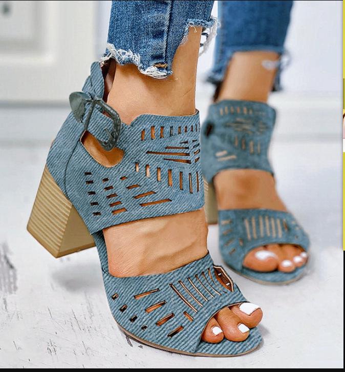 Europäischer & Amerikanischer Stil Klobiger Absatz Ausgehöhlt Geschnitzt Übergröße Damen Sandalen, Neu für Sommer 2023