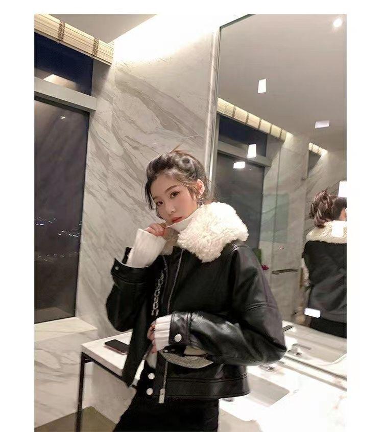 Women's Retro Black Leather Coat with Lambswool Collar - Autumn/Winter Fleece-Lined Motorcycle Jacket