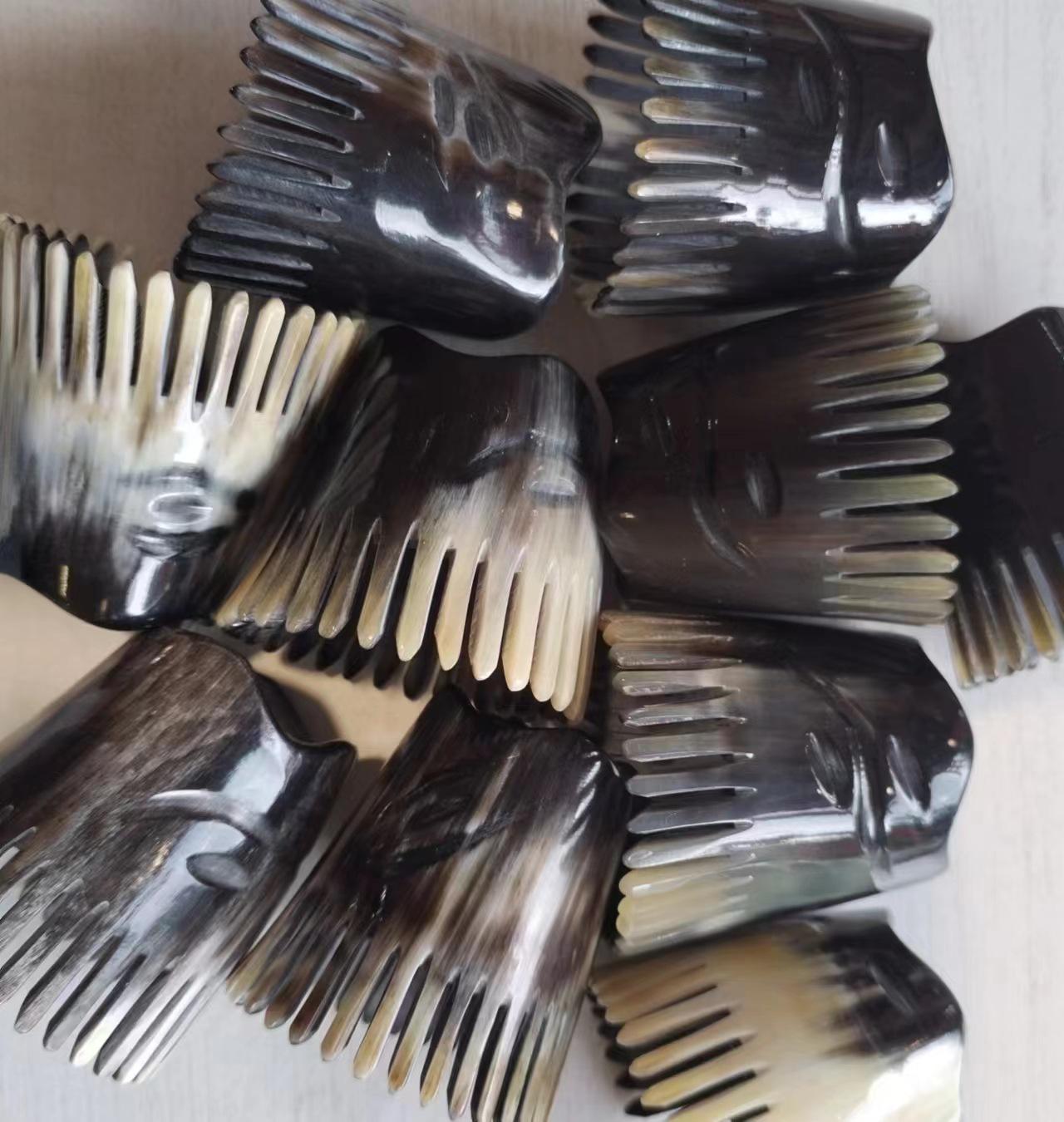 

Расческа для массажа Meridian из рога белого яка - с широкими зубьями и скребком для кожи головы