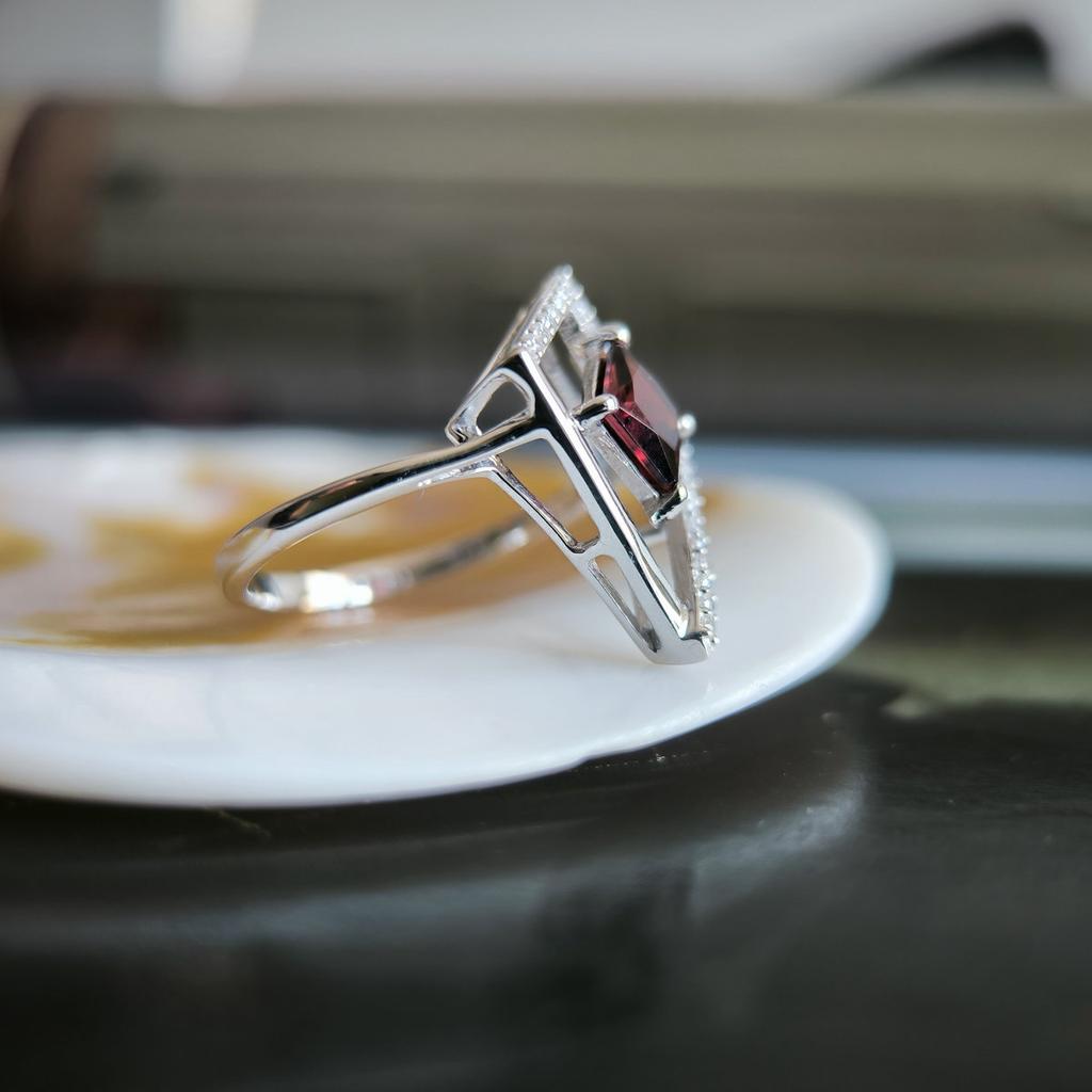 Silberring mit natürlichem Granat 1,555 Karat, Gewicht des Produkts 3,1 g (2203971)
