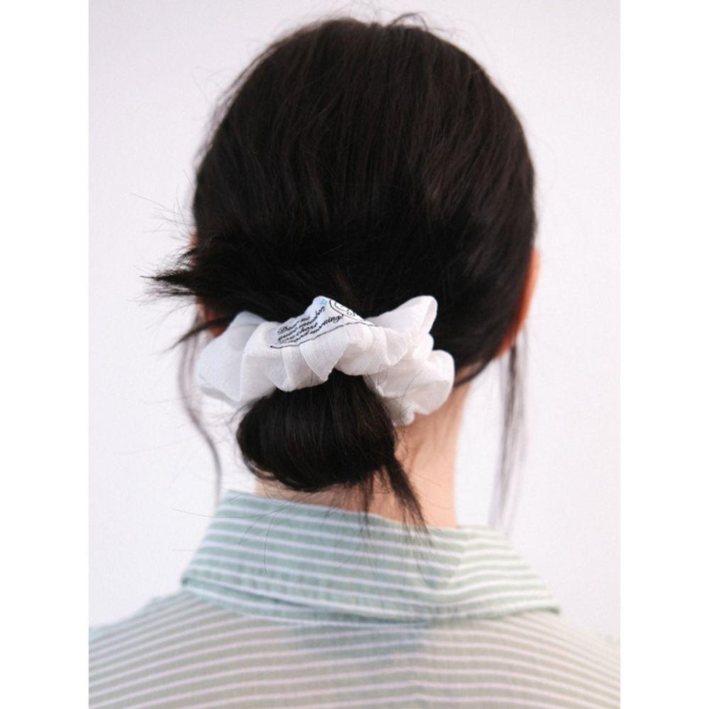 Ne Page Keyring Scrunchie (white)