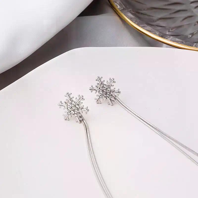 Kolczyki wiszące płatki śniegu w kolorze srebrnym Eleganckie metalowe kolczyki wiszące z łańcuszkiem i frędzlami dla kobiet Biżuteria modowa Prezent na Boże Narodzenie