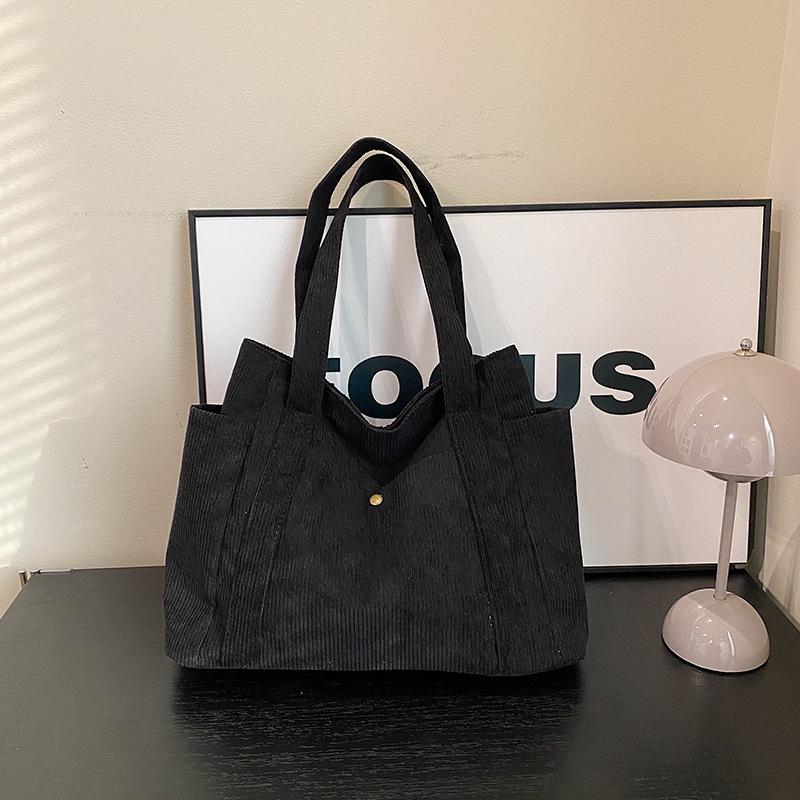 

Популярная женская сумка-тоут, повседневная, простая, большой вместимости, универсальная на плечо, модная бархатная сумка контрастного цвета этого года one size fits all чёрный