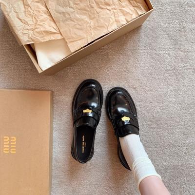[sheii Su Yinyin] Zhang Yuanying im gleichen Stil~ Ein Miu Miu Goldmünzen-Blockabsatz Slipper Damenschuhe kleine Lederschuhe