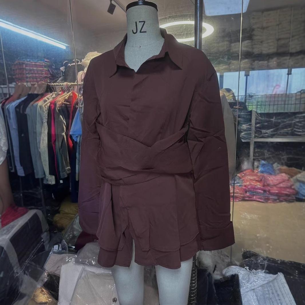 Женская белая рубашка с узлом спереди и клетчатая юбка, элегантный повседневный наряд с коричневой сумочкой с золотистыми деталями XS