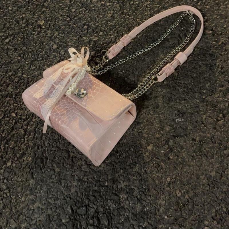 The Horizontal Chain Small Square Bag Is A Popular and Versatile Commuter Fashion Crossbody Bag
