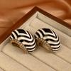 Gebrauchte Schwarz-Weiß C-förmige Zebra-Streifen Zirkon Ohrstecker - Vintage Europäisches Design
