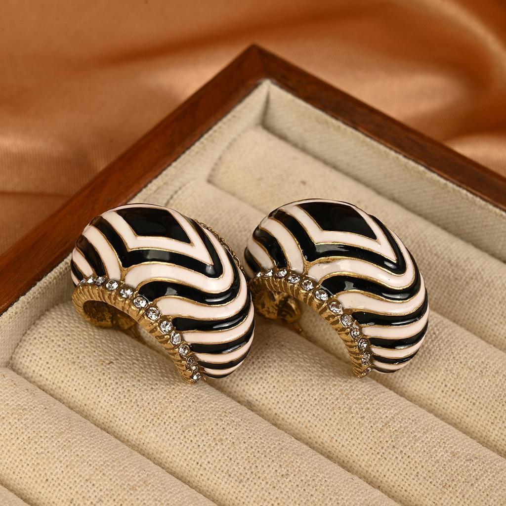 Gebrauchte Schwarz-Weiß C-förmige Zebra-Streifen Zirkon Ohrstecker - Vintage Europäisches Design