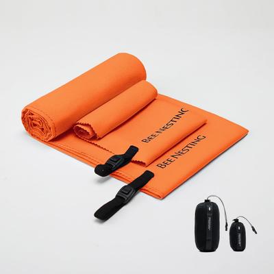 Juego de toallas ultraligeras de secado rápido BeeNesting, toallas deportivas de viaje súper resistentes a los olores con almacenamiento para juego de 2 toallas de microfibra, absorbentes.