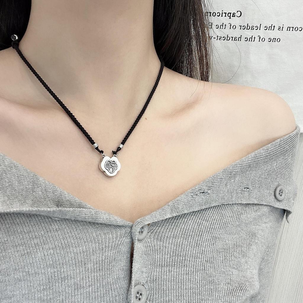 Xiaohongshu's Stylish Peace Lock Necklace Is a Trendy, High-value Piece. A Lightweight Luxury Accessory with a Unique Personality for Women.
