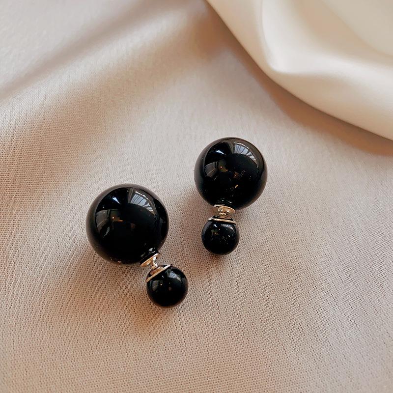 Geometrische Plissee-Ohrringe mit Glasperlen der Black Series: Elegante silberne Ohrstecker mit einem luxuriösen und vielseitigen Design.