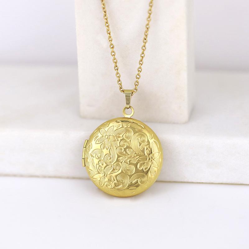 Retro Oval Clavicle Chain Locket Necklace with Engraved Pattern
