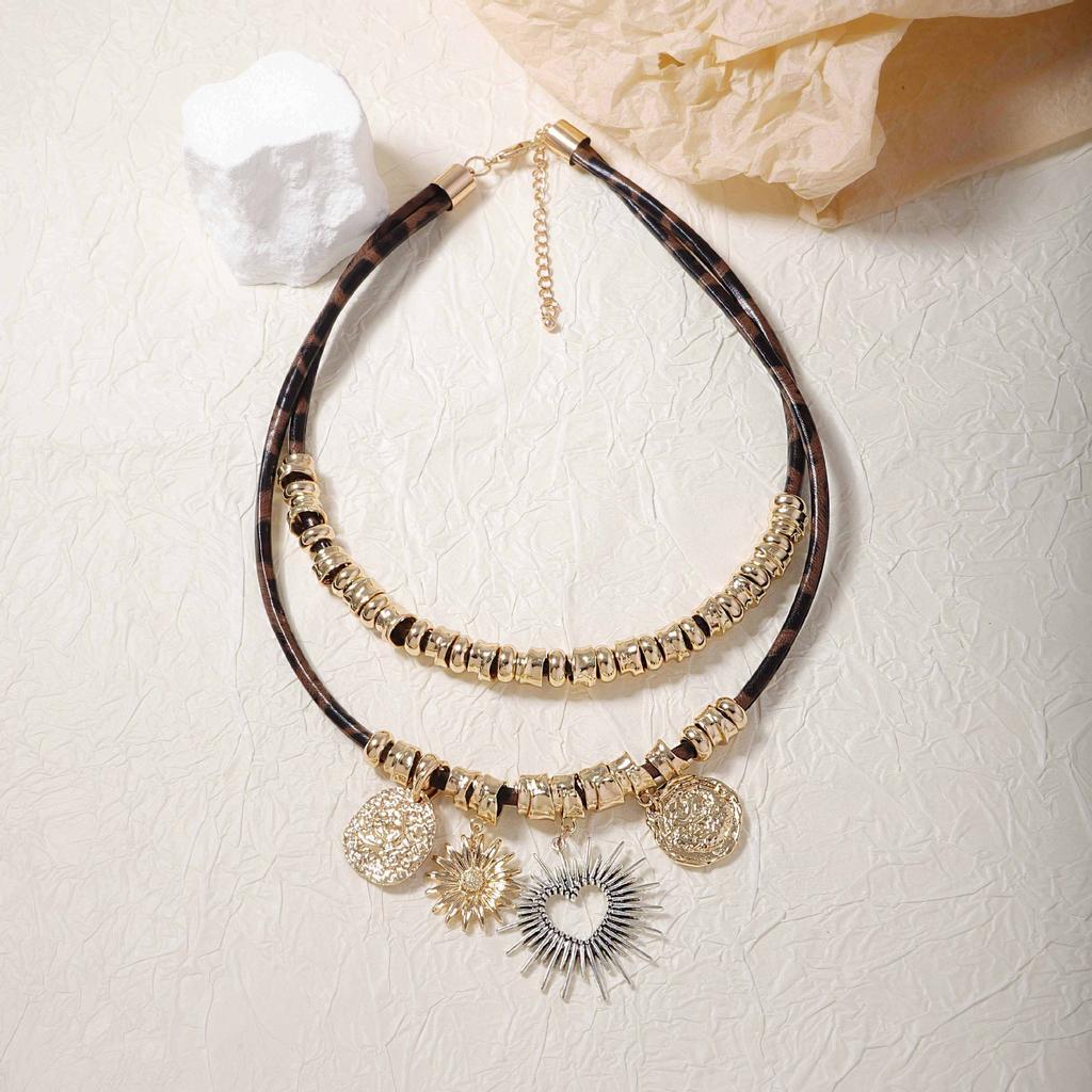 Retro Mode Nischendesign Sinn Doppelt gestapelter Legierung Hohl Liebe Geometrischer Anhänger Leder Damen Halskette