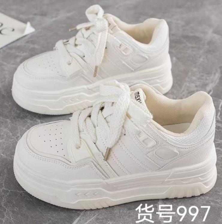 

The inner height is increased by 3 cm. Rubber cloth lazy shoes have a shallow mouth and a pedal. The inner height is increased. Square head low hee 40