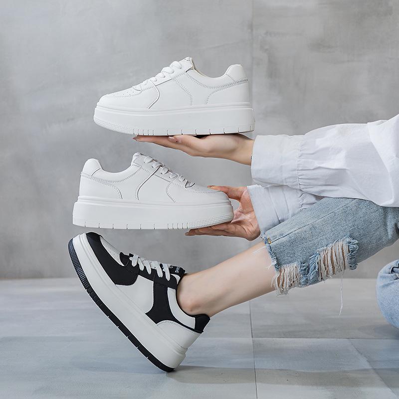 2023 Damen Weiße Rindsleder-Sneaker: Dicke Sohle, modisch, bequeme Schnürung für vielseitige Freizeit-, Sport- und Skate-Aktivitäten.