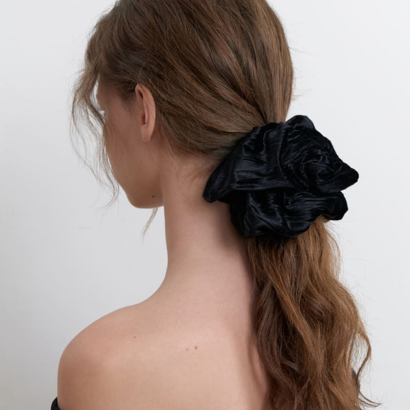 

KINDABABY классическая бархатная резинка-скранч черного цвета с морщинками BLACK