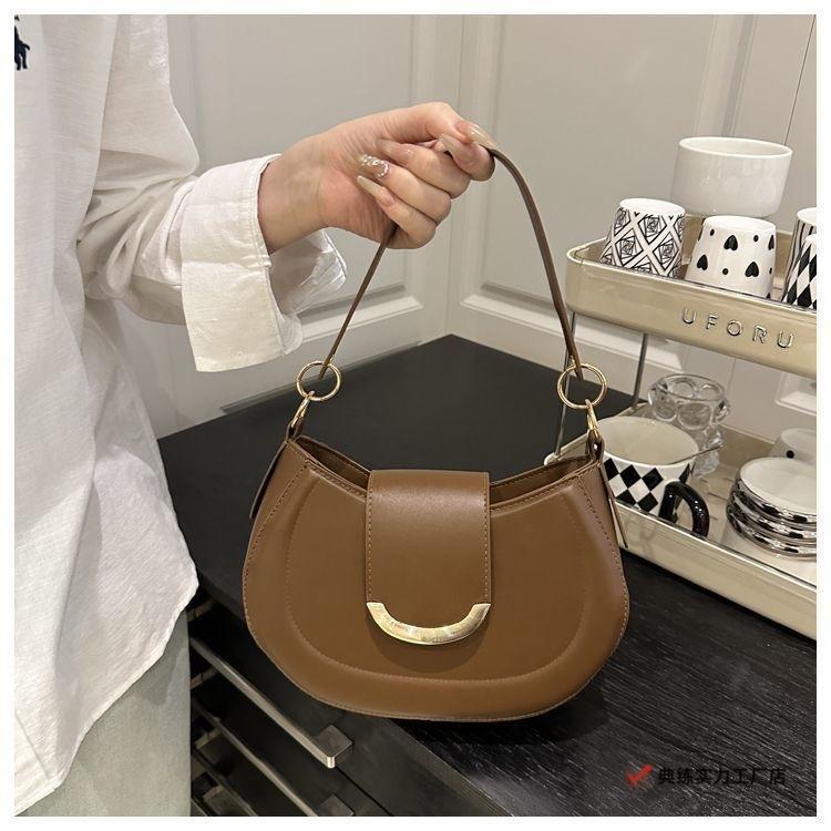 Retro fashion simple temperament commuter shoulder bag women's spring and summer texture armpit bag Korean version saddle bag trend