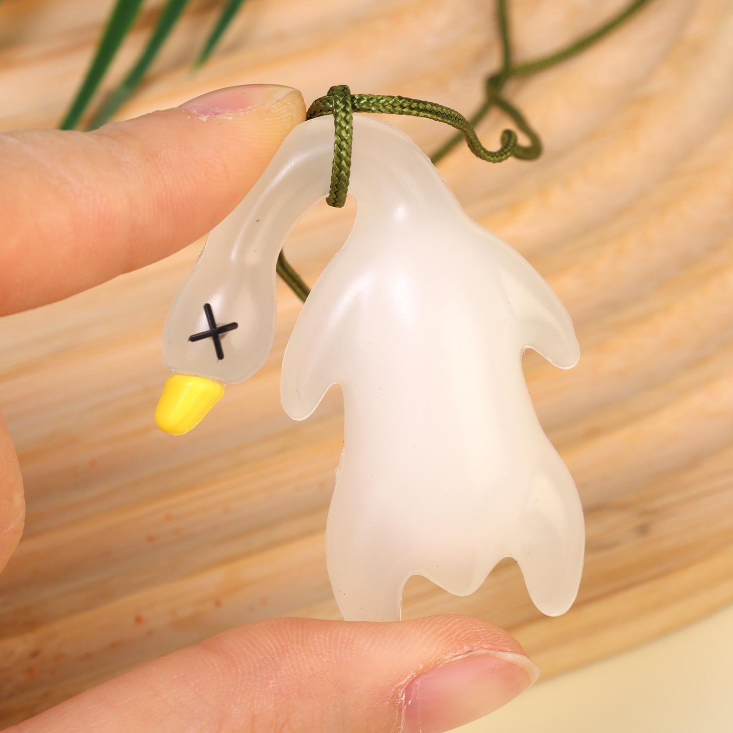 

1/2pcs New Color Change Duck Keychain Fashion Funny Goose Pendants for Bag Car Keyrings Cute Cartoon UV Photochromic Key Chains