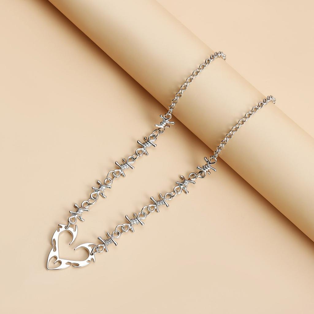 Trendsetting Love Heart Shaped Necklace Fashion Jewelry Accessory with Thorns Detail for Fashionable Enthusiasts