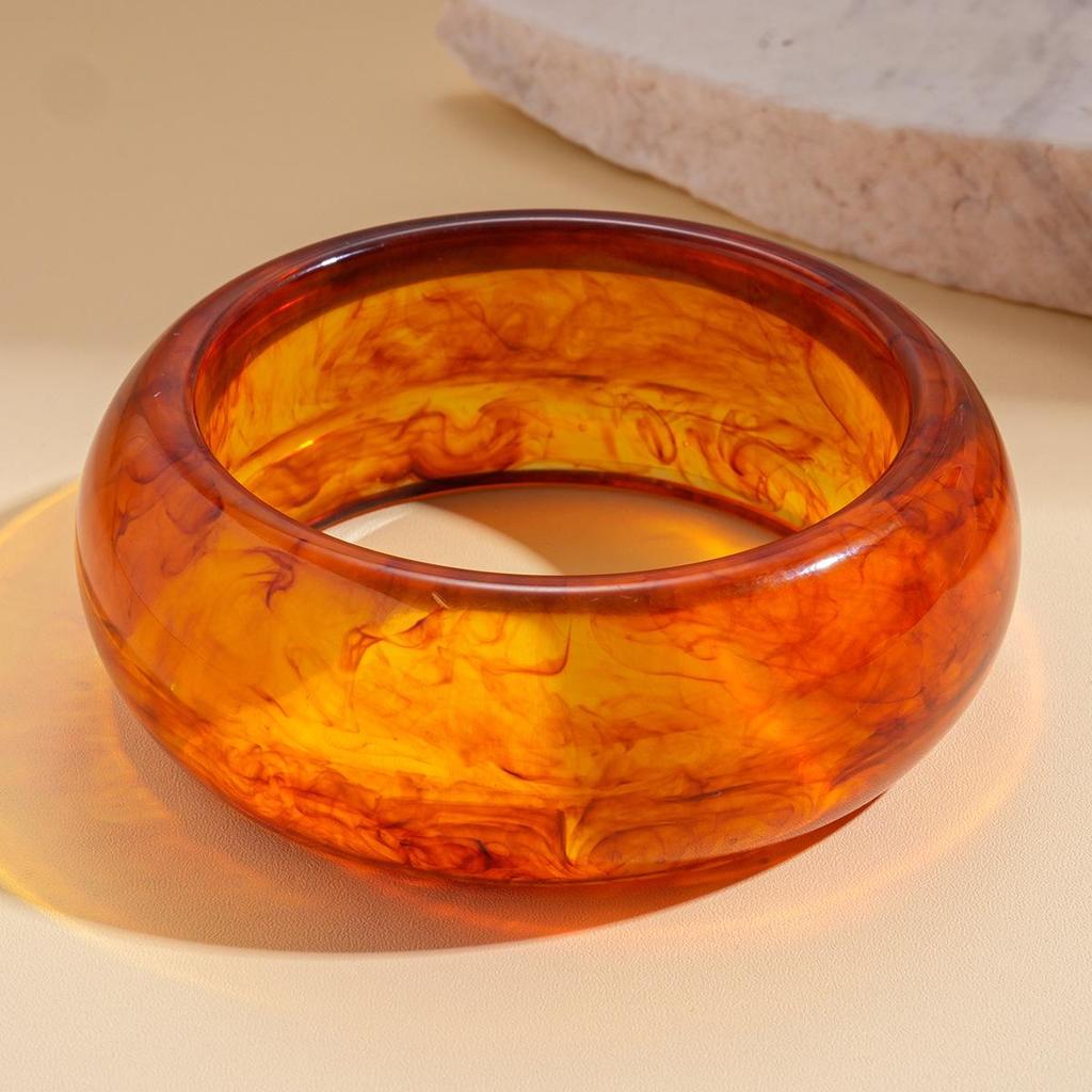 Unique Retro Resin Bracelet: Personalized Fashion Jewelry for Women