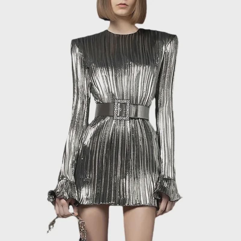 Auf Lager 2025 Celebrity Collection: Glänzendes Mini-Abendkleid mit plissiertem Rock und Bindegürtel