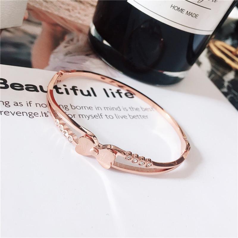 Stylish Rhinestone Bow Titanium Bracelet for Women: Korean Simple Fresh Design розового золота