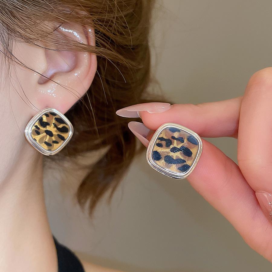 French retro autumn and winter geometric leopard print earrings stud earrings personalized earrings design sense niche