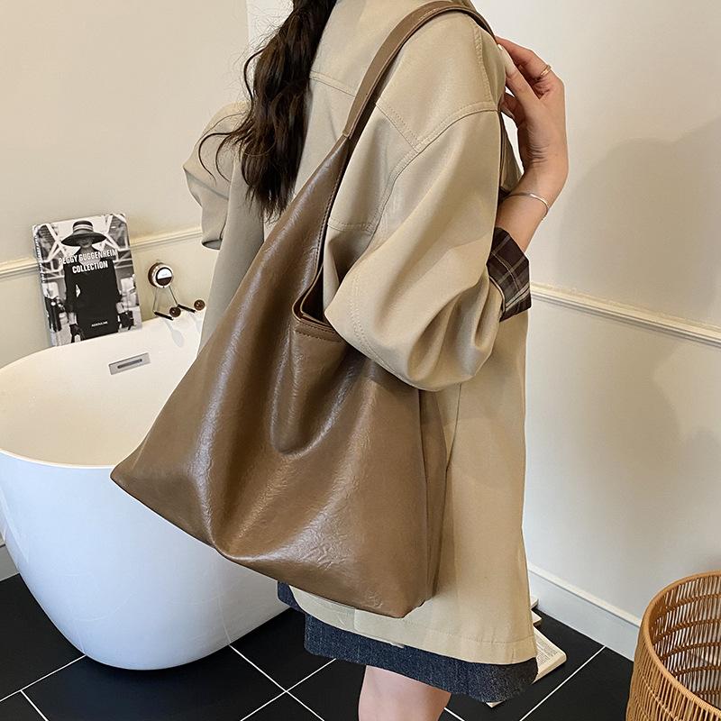 Large-capacity commuter mother and child bag women's 2025 new fashion retro shoulder bag casual versatile underarm tote bag