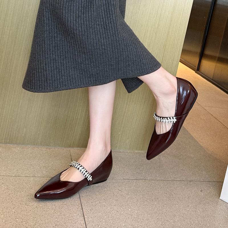 

7Retro inner height increase. Niche rhinestone pointed flatsoled single shoes women s fattening and widening largesize women s shoes 45 червоний