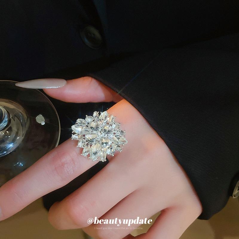 Super Flash Diamond-set Flower Ring Women's Niche Versatile Fashion Ring Temperament Light Luxury High-end Jewelry Wholesale