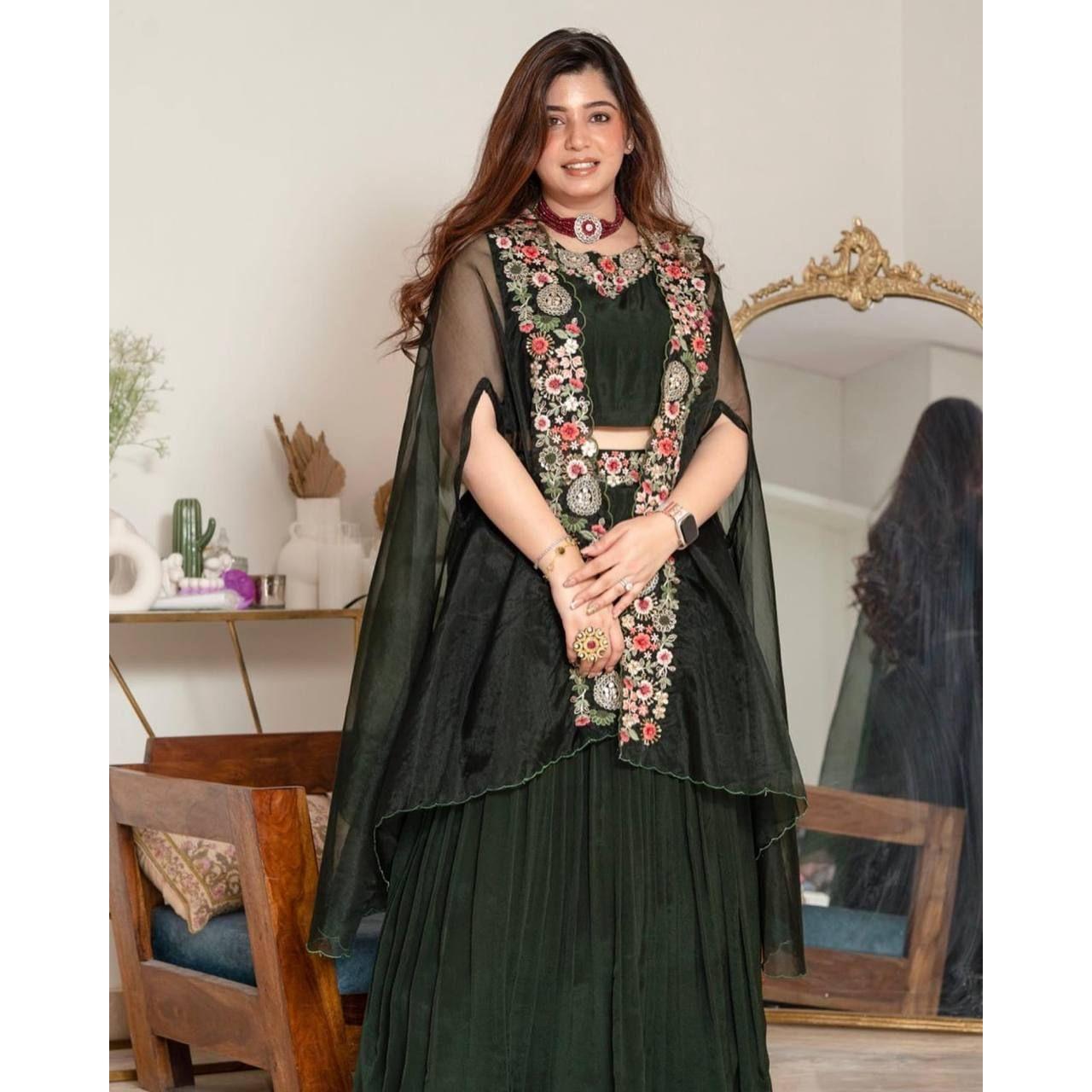 

Новая привлекательная и красивая вышитая готовая одежда Fox Georgette Lehenga & Blouse With Sturge.