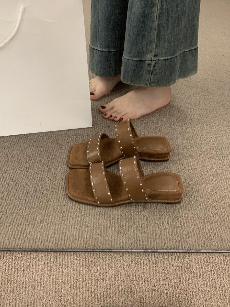 

Французские ретро заклепки с небольшим каблуком-рюмочкой шлепанцы женские летние для ношения на море, для отпуска, повседневные пляжные сандалии 40 коричневый