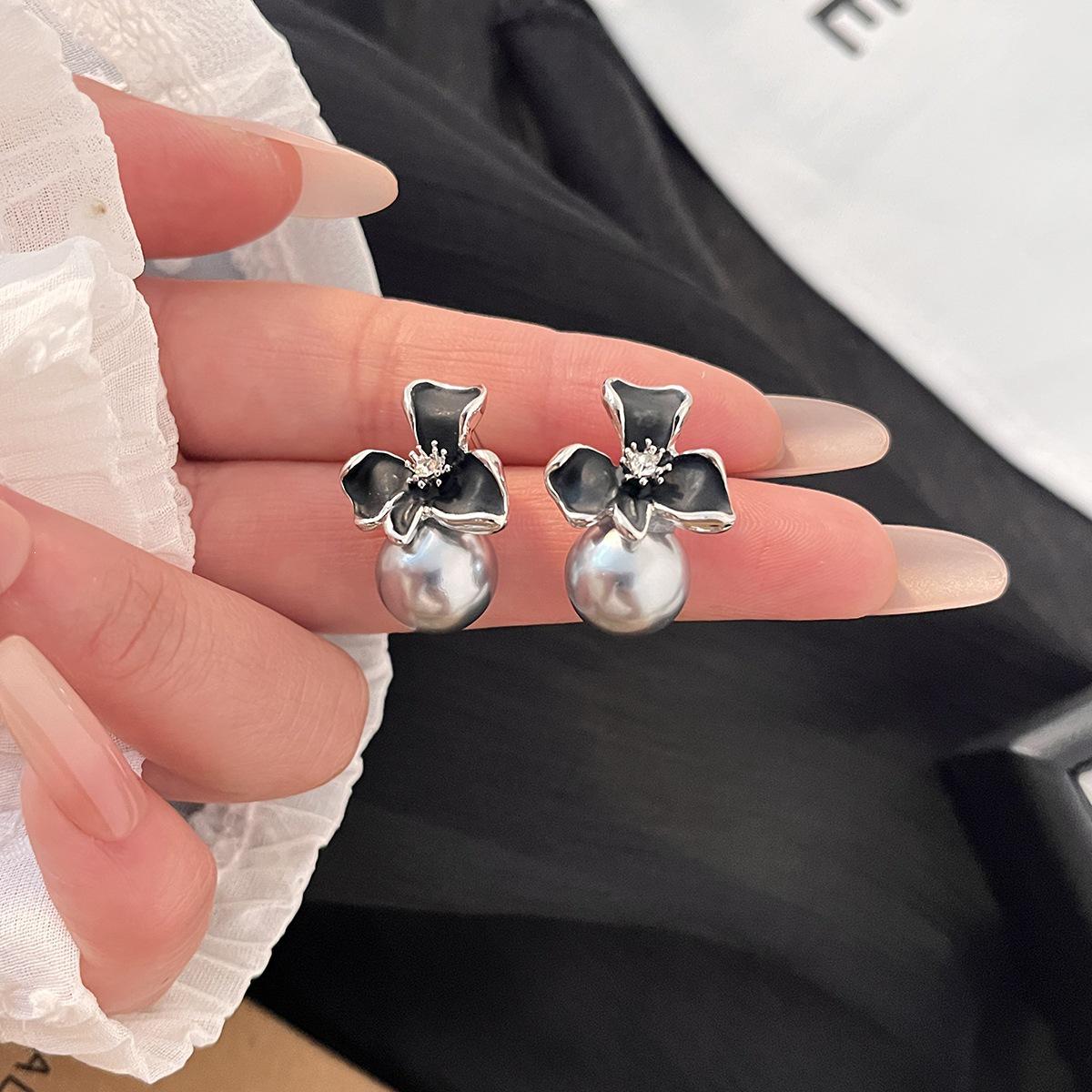 Silver Needle Korean Style French Pearl Earrings: Trendy, Versatile, Exquisite Light Luxury Design for Commuting. чёрный