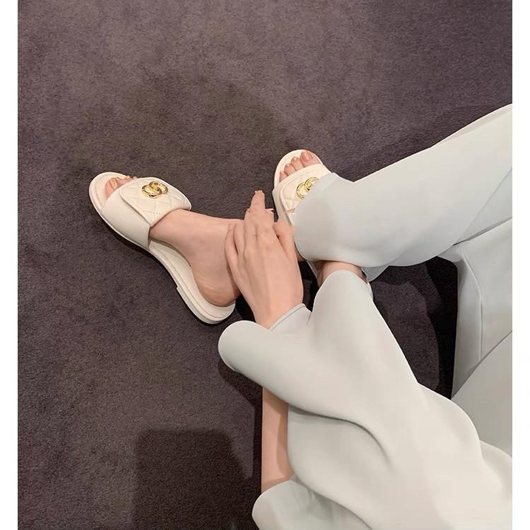 Hochwertige Xiaoxiangfeng Schultaschen-Schnalle Hausschuhe flacher Boden Ein-Wort-Slipper 2025 neu weiches Leder Rautenmuster Außenhausschuhe