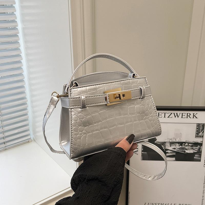 

Fashion temperament portable small bag women s 2025 new shoulder messenger bag high sense niche commuter small square bag