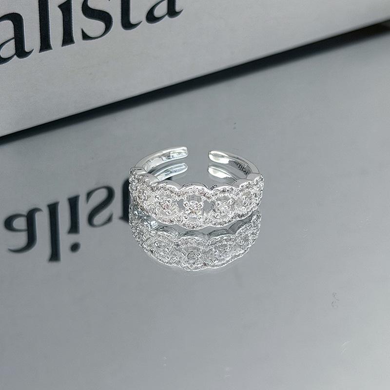 Leichter Luxus Wunderschöner Voll-Diamant Hohl Retro Graviert Offener Ring Geometrisches Muster Stapelbar Tragen Nische High-End Ring Frau