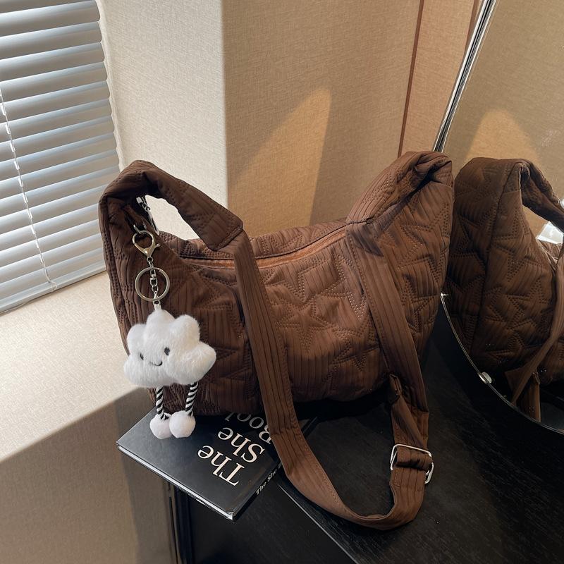 

Модная повседневная сумка-пельмень большой вместимости, новая сумка осень-зима 2025, нишевый дизайн, женская сумка через плечо на одном плече Without pendant темно-коричневого