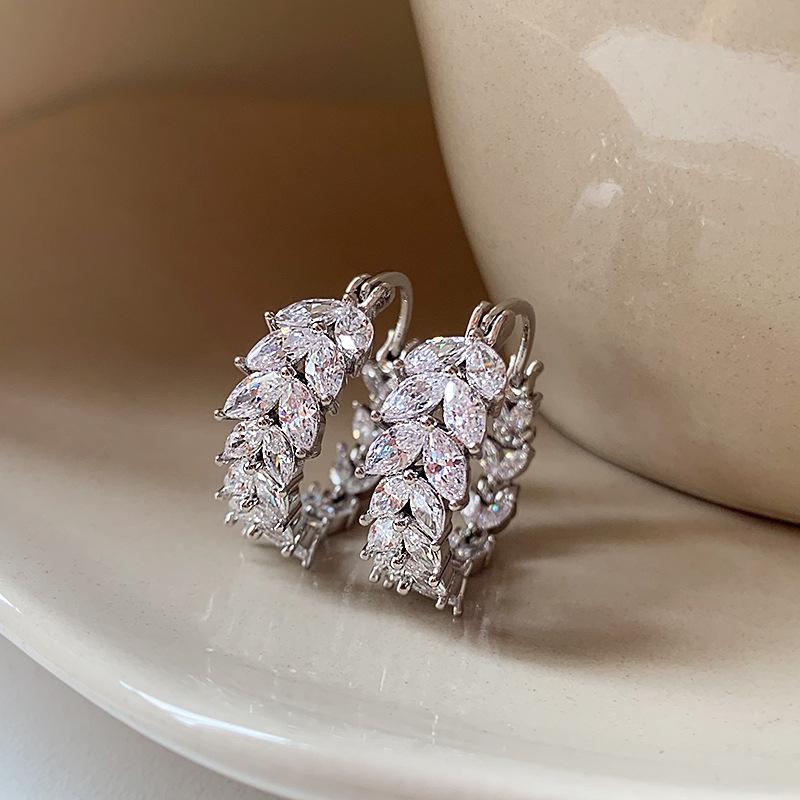 

Cold Wind Diamond Round Wheat Earrings Trend Light Luxury Wind Ear Buckles Exquisite Earrings Women