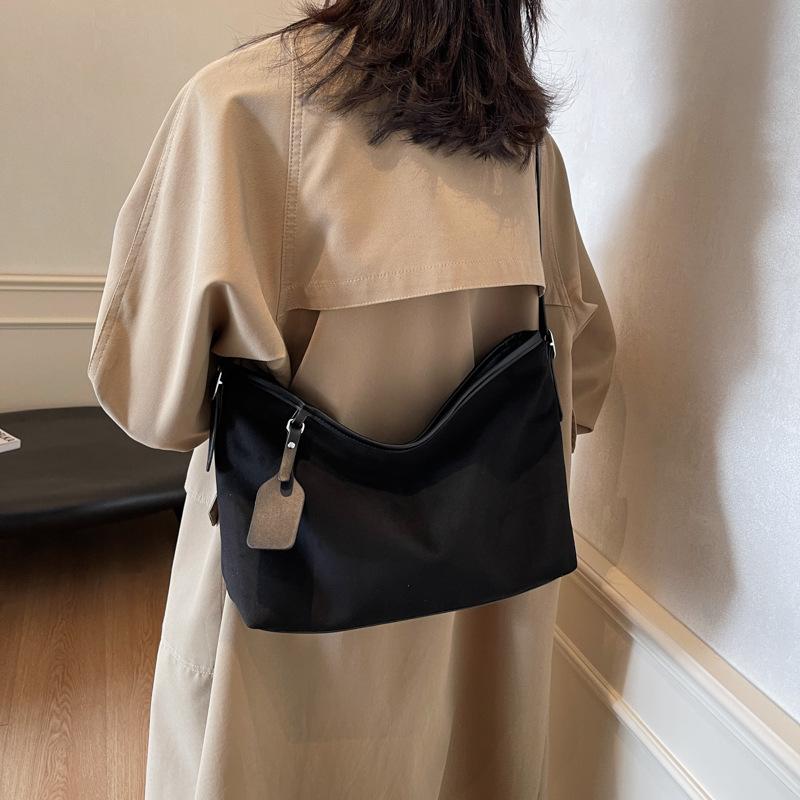 This year, large-capacity tote bags are popular for women's 2025 autumn and winter new versatile casual shoulder messenger commuter bags.