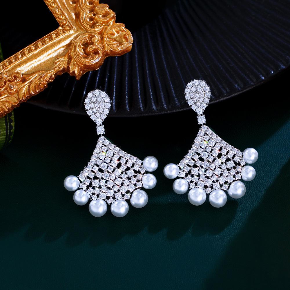 French Retro Light Luxury Temperament Pearl Earrings Fan-Shaped Texture Earrings Slightly Inlaid Zircon Ear Jewelry